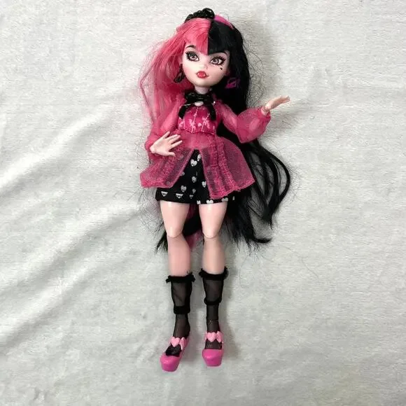 2022 Monster High Draculaura Count Fabulous Doll by Mattel - Picture 2 of 9